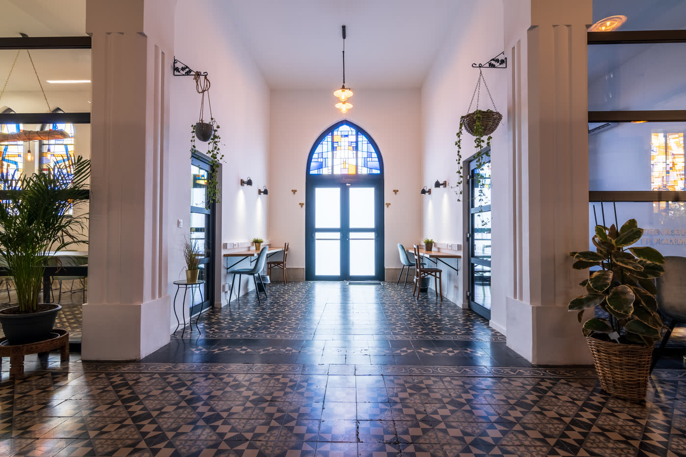 Le hall d'entrée, carrelage ancien et porte gothique