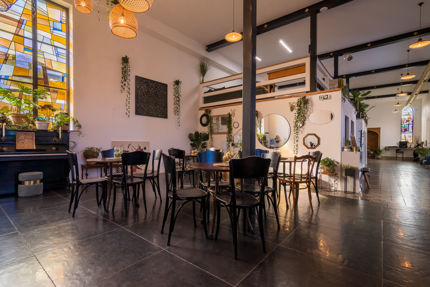 L'espace de coworking et son bar sous les plantes suspendues
